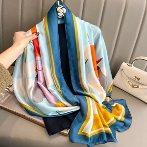 Sciarpa in seta a fiori astratti con spilla a camelia su borsa da donna elegante