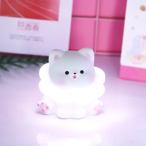 Veilleuse chat mignon avec collier lumineux nuage sur un fond rose décoratif