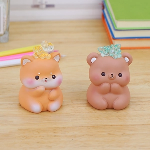 Figurines de bureau Shiba Inu et ours avec accents en cristal sur table en bois