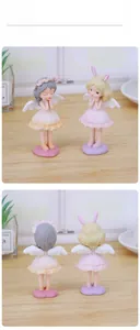 Détails avant et arrière de figurines d'anges mignons en résine avec ailes et socle