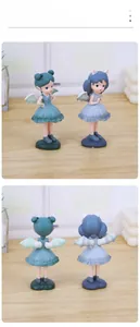 Vue détaillée avant et arrière de figurines de fées mignonnes avec des ailes sur bois