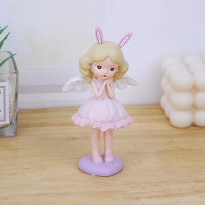 Figurine d'ange en résine avec oreilles de lapin et ailes sur socle cœur violet