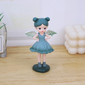 Figurine de fée de forêt mignonne en résine avec ailes sur un bureau en bois