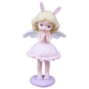 Figurine de fille rose avec ailes d'ange et oreilles de lapin sur socle en cœur déco