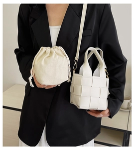 Détail du sac seau tressé blanc avec grille en cuir et doublure en toile à cordon