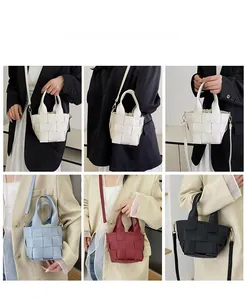Détail des sacs seaux tressés en blanc, bleu, rouge et noir avec doublure à cordon