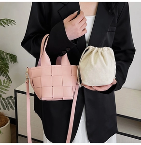 Vue détaillée du sac seau tressé rose avec pochette intérieure en toile crème
