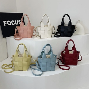 Sacs seaux chic en cuir PU tressé en six couleurs avec pochette intérieure et bandoulières