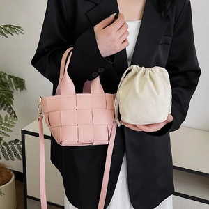 Sac à main tissé rose chic avec bandoulière réglable et pochette intérieure en coton beige