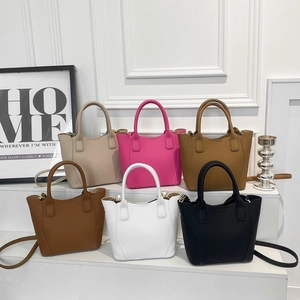 Sacs seaux chics en cuir grainé en six couleurs présentés sous différents angles sur blanc