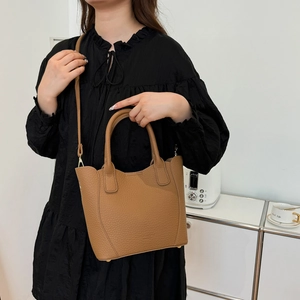 Sac seau chic en cuir marron à motif litchi, porté main ou en bandoulière polyvalent