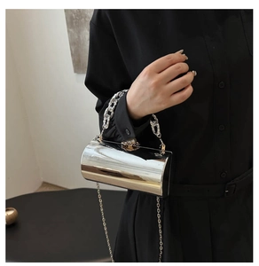 Detail der silbernen Acryl-Zylindertasche mit Metallic-Griff und langer Gliederkette