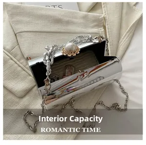 Innenraum der silbernen Metallic-Clutch mit Kette für Smartphone und Lippenstift