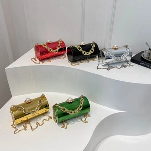 Zylindrische Abendtaschen aus Acryl mit Perlenverschluss in fünf Metallic-Farben