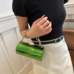 Schicke makronengrüne Acryl-Zylindertasche mit Perlenverschluss und Goldkette