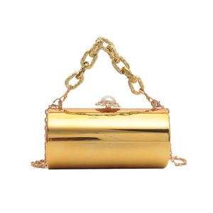 Schicke goldene Abendtasche in Zylinderform mit grober Kette und Perlenverschluss