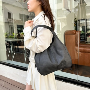 Retro black leather large capacity tote bag with minimalist vertical stitching detail