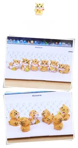 Set aus sechs Mini-Tigerfiguren aus Harz mit goldenem Sycee auf einer Tastatur