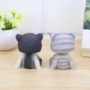 Lindas figuras de gatos con cabeza oscilante y textura realista para coche y mesa