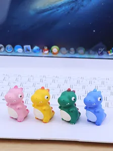 Set mit vier bunten Mini-Dinosaurierfiguren in niedlichen Posen auf einem Schreibtisch
