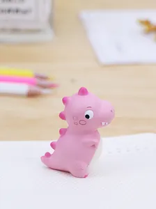 Nahaufnahme einer süßen rosa Mini-Dinosaurierfigur auf dem Schreibtisch aus Weichgummi