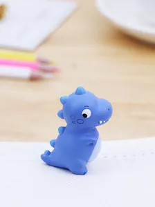 Nahaufnahme einer blauen Dinosaurier-Figur mit feinen Texturen auf einer Holzoberfläche