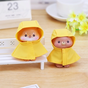 Lindas figuras de shiba inu y oso con chubasqueros amarillos para decorar mesa