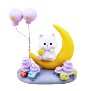 Statuetta decorativa di gattino bianco su luna gialla con palloncino viola