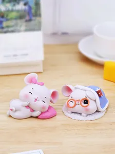 Gros plan de figurines de souris avec nœud rose et masque de nuit bleu sur tapis