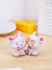 Vue détaillée de figurines de souris roses en résine avec lunettes et accessoires