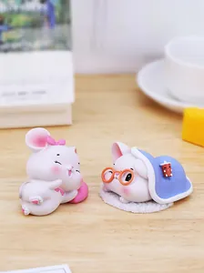 Détail de figurines de hamster mignonnes en résine avec lunettes et nœud papillon
