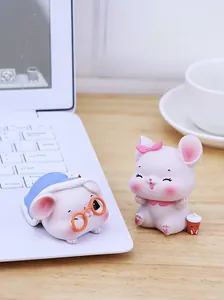 Gros plan de figurines de hamsters mignons sur un clavier pour déco de bureau zen