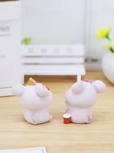 Détail de figurines de souris en résine avec texture lisse sur un mini banc en bois