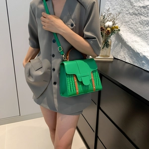 Sac à main vert avec motif crocodile, rivets dorés et bandoulière marron pour femmes