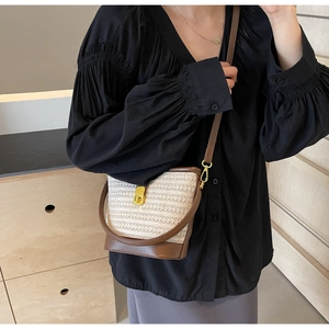 Detail der geflochtenen Beuteltasche mit Lederbesatz und Goldbeschlägen am Modell