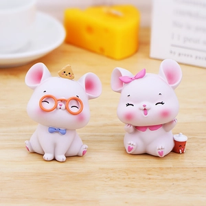 Lot de deux figurines de hamsters roses en résine avec décor fromage sur bureau