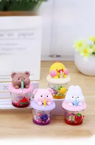Vue détaillée de quatre figurines d'animaux en résine au design de boisson aux fruits
