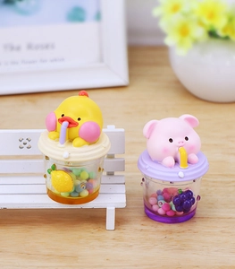 Figurines miniatures mignonnes de canard et porc en tasses à fruits décoratives