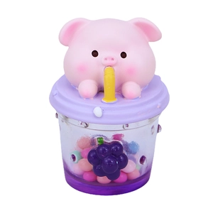Figurine cochon rose buvant du bubble tea avec décor de raisin violet et perles