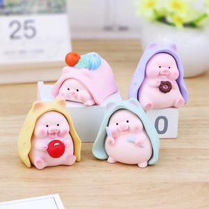 Cute Cartoon Pig Figurine Blanket Cloak Resin Miniature Piggy Statue Desk Ornament Home Office Decoration Car Gift