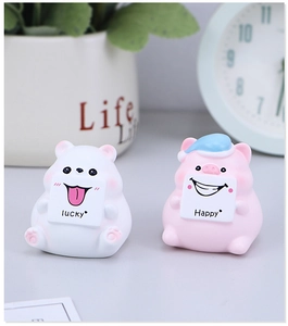 Dettaglio di simpatiche figurine in resina di orso e maiale per decorazione scrivania