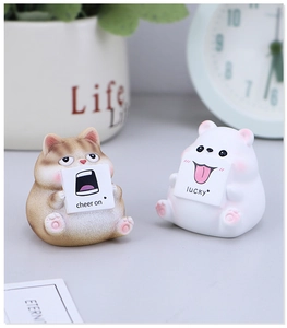 Mini figurine di gatto e orsetto in resina con scritte Cheer On e Lucky sulla scrivania