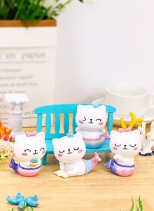Lot de quatre figurines chat sirène en résine avec queues dégradées rose et bleu