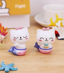 Figurines de chat sirène en résine avec nœuds roses et queues dégradées sur bureau