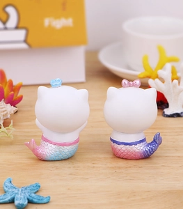 Vue arrière de figurines de chat sirène avec fini nacré dégradé et décor de coquillages