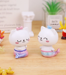 Détail de figurines chat sirène en résine avec écailles dégradées et style pastel