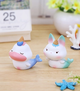Détails de figurines sirènes en résine avec traits d'animaux et queues colorées dégradées