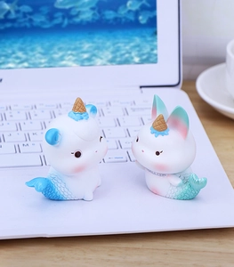 Détail macro de figurines mignonnes de panda et lapin sirène en résine sur clavier