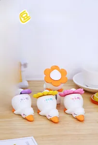 Lot de quatre figurines de canard en résine avec textes de motivation et fleurs colorées