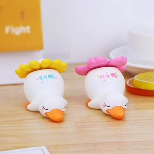 Lot de deux figurines de canards endormis mignons avec fleurs pour déco de bureau